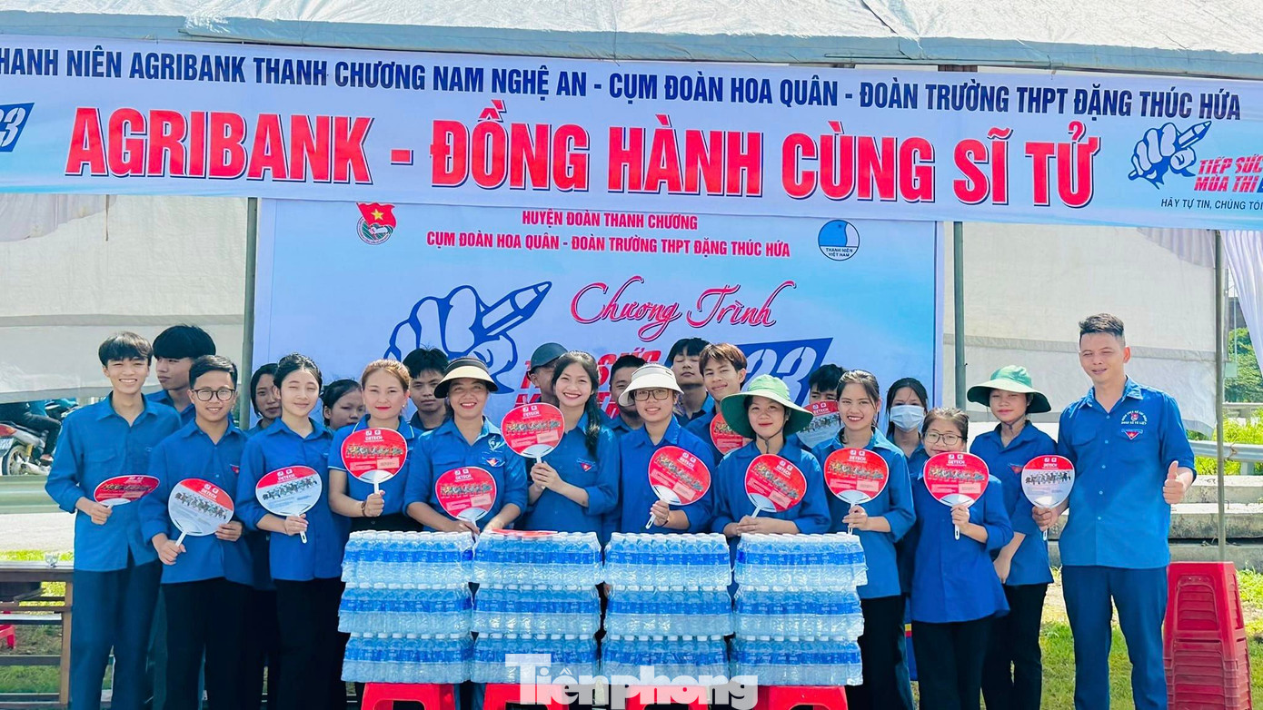Thực hiện Kế hoạch số 58-KH/TWHSV ngày 03/4/2023 của Ban Thư ký Trung ương Hội Sinh viên Việt Nam về tổ chức chương trình “Tiếp sức mùa thi” năm 2023, Ban Thường vụ Tỉnh Đoàn Nghệ An đã xây dựng Kế hoạch tổ chức chương trình “Tiếp sức mùa thi” năm 2023. Riêng hỗ trợ thí sinh tham gia Kỳ thi tuyển sinh vào lớp 10 năm 2023, tuổi trẻ Nghệ An đã thành lập 315 đội hình tình nguyện với hơn 3.000 đoàn viên, thanh niên. Ảnh: TH Thực hiện Kế hoạch số 58-KH/TWHSV ngày 03/4/2023 của Ban Thư ký Trung ương Hội Sinh viên Việt Nam về tổ chức chương trình “Tiếp sức mùa thi” năm 2023, Ban Thường vụ Tỉnh Đoàn Nghệ An đã xây dựng Kế hoạch tổ chức chương trình “Tiếp sức mùa thi” năm 2023. Riêng hỗ trợ thí sinh tham gia Kỳ thi tuyển sinh vào lớp 10 năm 2023, tuổi trẻ Nghệ An đã thành lập 315 đội hình tình nguyện với hơn 3.000 đoàn viên, thanh niên. Ảnh: TH
