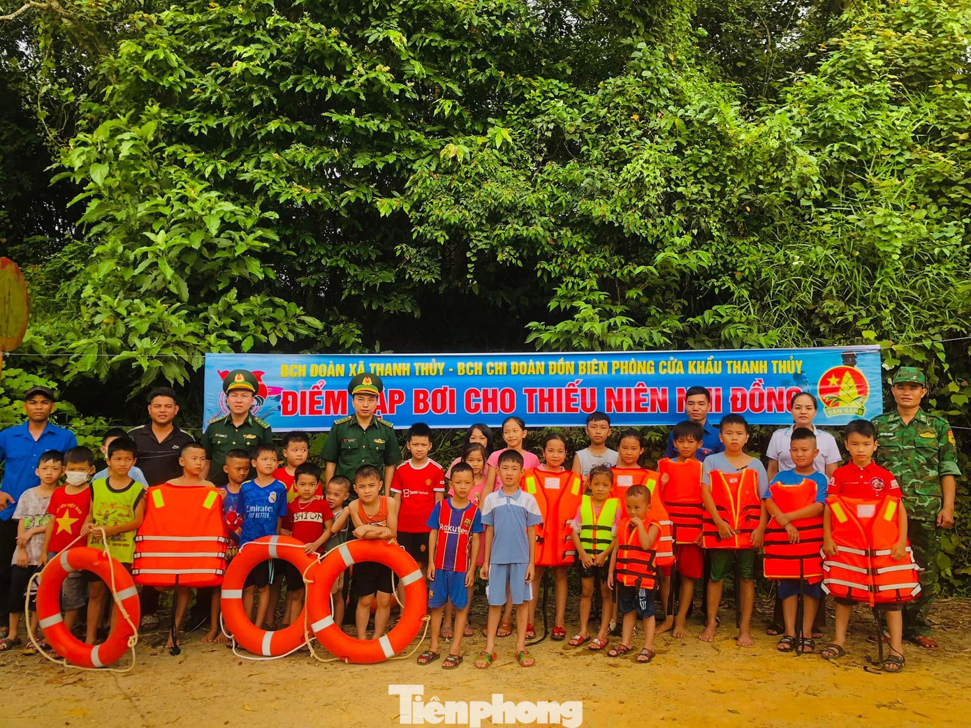 Nhằm giảm thiểu những tai nạn đuối nước thương tâm trong dịp hè, giúp các em có kỹ năng về phòng chống đuối nước, cứu người trong tình huống cấp bách, Đoàn xã Thanh Thủy; Chi đoàn Đồn Biên phòng cửa khẩu Thanh Thủy đã mở lớp dạy bơi miễn phí cho các em khó khăn, chưa có điều kiện để học bơi và tập bơi. (Ảnh: TH)