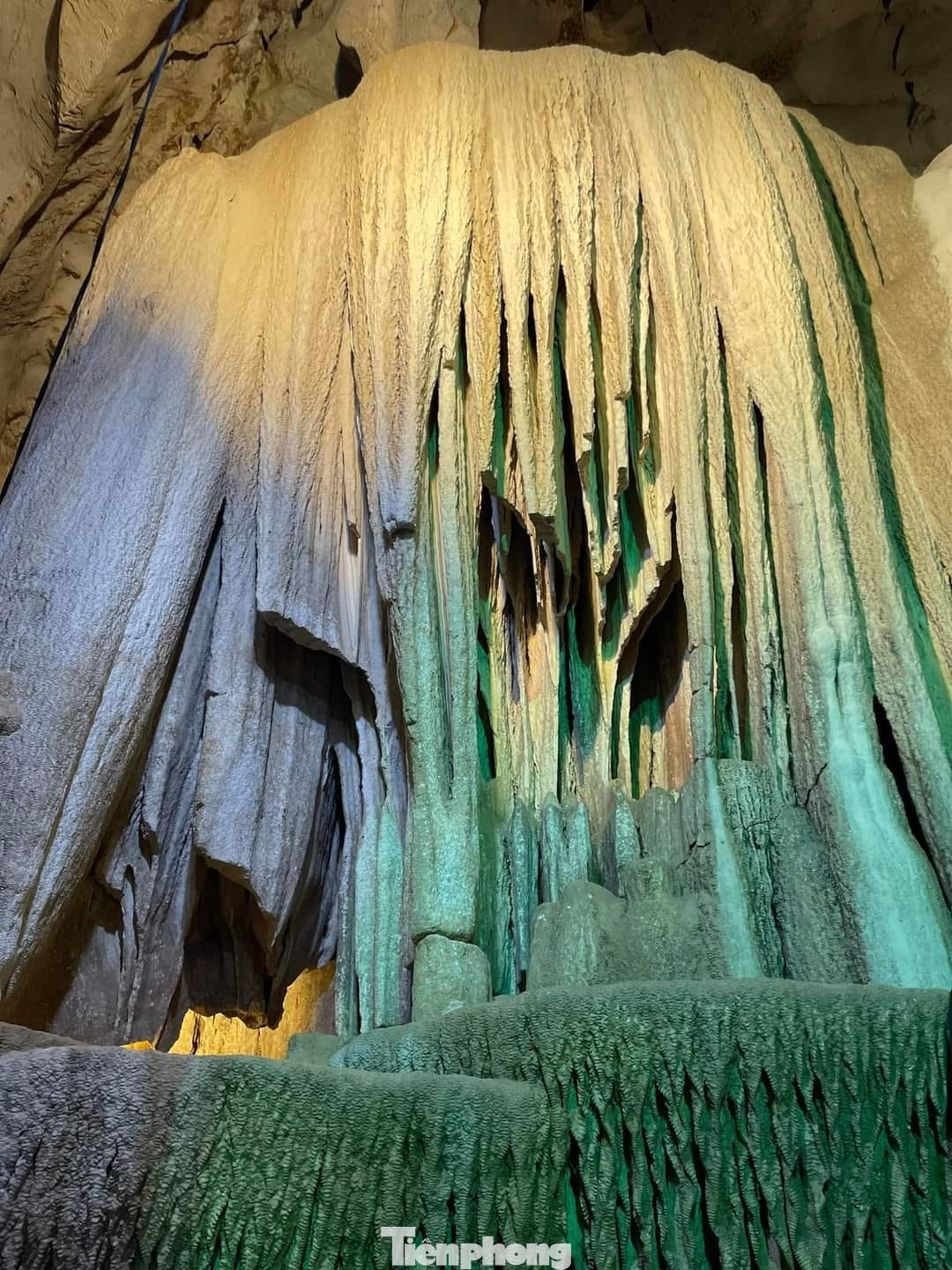 Tại hang Bua các nhà khảo cổ học từng tìm thấy các hóa thạch của nhiều loài động vật cổ xưa. Cũng tại đây, người ta còn tìm thấy dấu tích của người Việt cổ qua các công cụ lao động sản xuất như rìu đá thời kỳ đồ đá mới.