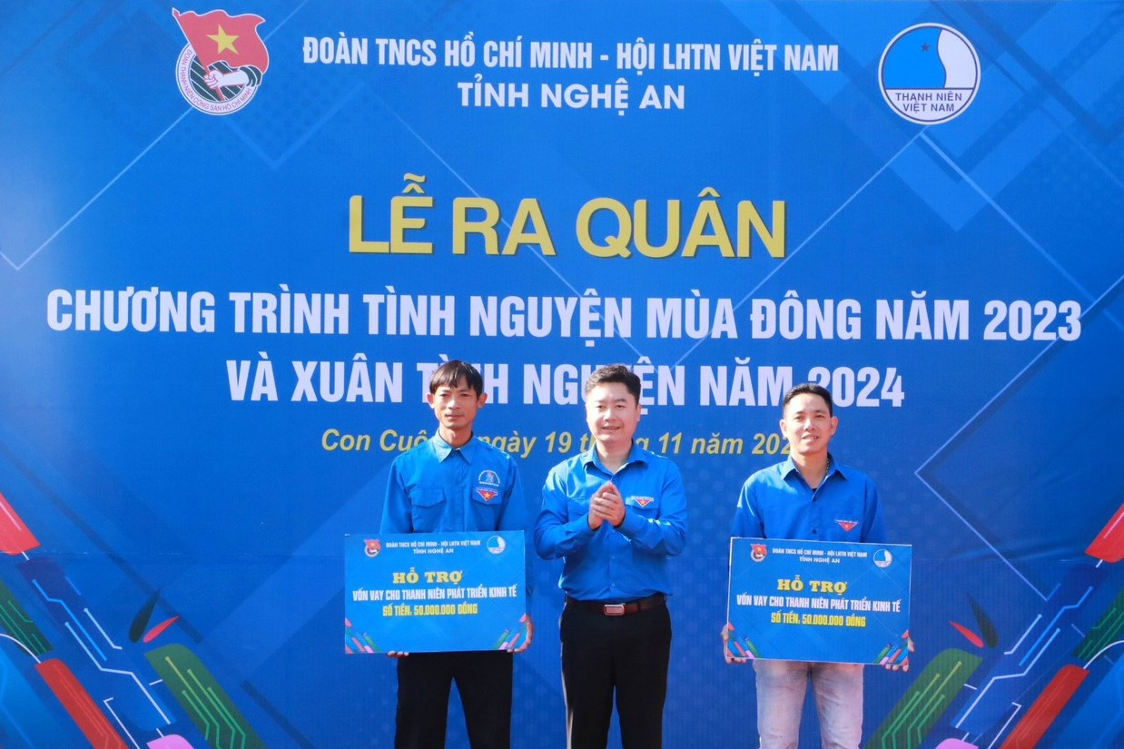 Anh Lê Văn Lương, Uỷ viên Ban Thường vụ T.Ư Đoàn, Tỉnh ủy viên, Bí thư Tỉnh Đoàn Nghệ An trao hỗ trợ vốn vay thanh niên phát triển kinh tế. Anh Lê Văn Lương, Uỷ viên Ban Thường vụ T.Ư Đoàn, Tỉnh ủy viên, Bí thư Tỉnh Đoàn Nghệ An trao hỗ trợ vốn vay thanh niên phát triển kinh tế.