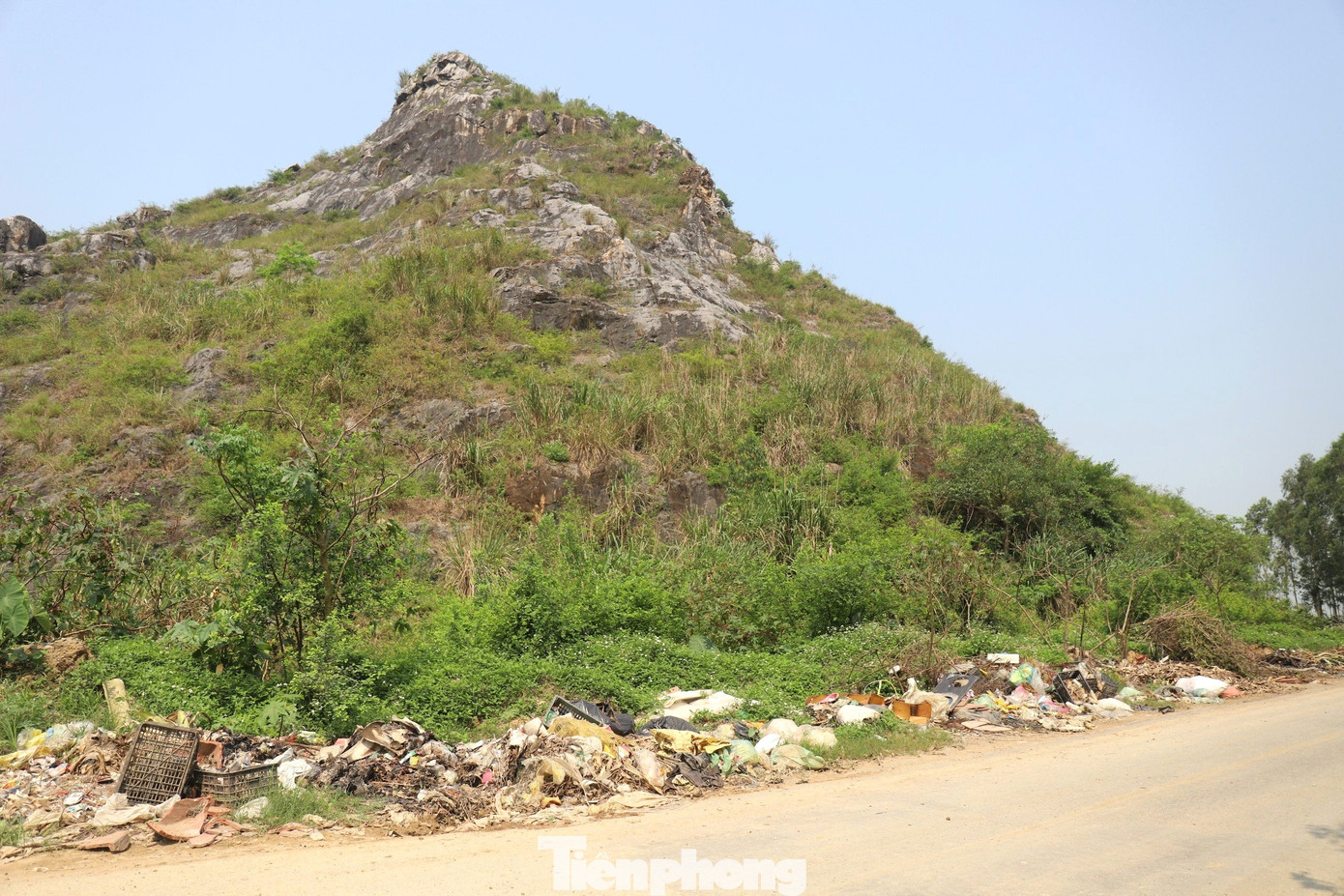 Bên cạnh nạn khai thác đất đá trái phép, di tích quốc gia Lèn Hai Vai đang bị rác thải bao quanh, gây mất cảnh quan và ô nhiễm môi trường. Bên cạnh nạn khai thác đất đá trái phép, di tích quốc gia Lèn Hai Vai đang bị rác thải bao quanh, gây mất cảnh quan và ô nhiễm môi trường.