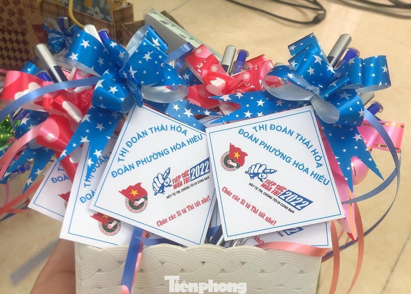 Quà tặng của Đoàn phường Hòa Hiếu (thị xã Thái Hòa) là bút bi và bút chì.