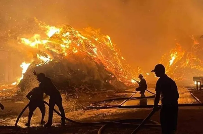 Lực lượng chức năng triển khai công tác dập lửa Lực lượng chức năng triển khai công tác dập lửa