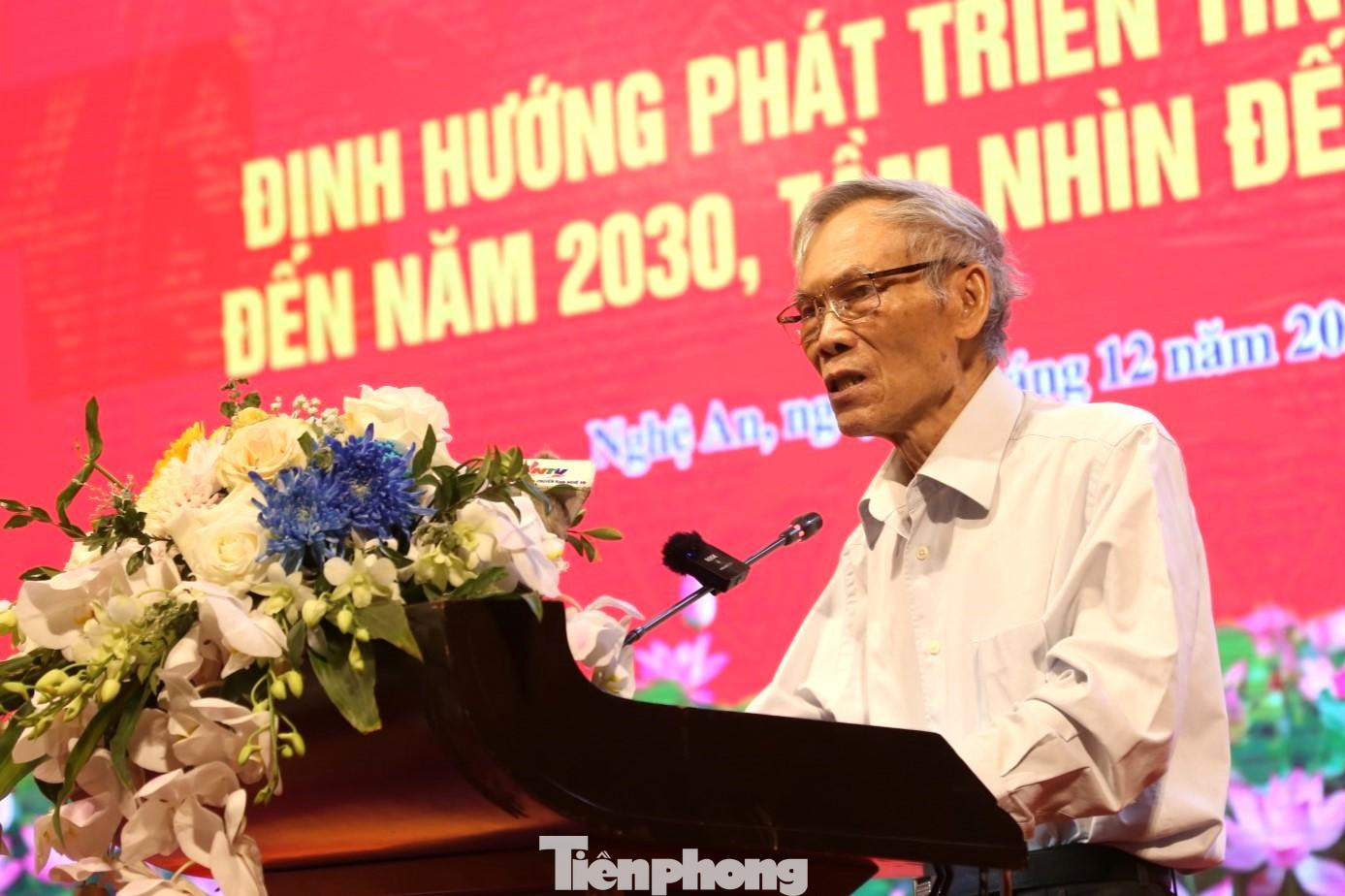 Nguyên Bộ trưởng Bộ Thương mại, nguyên Bí thư Tỉnh ủy Nghệ An Trương Đình Tuyển phát biểu tại tọa đàm Nguyên Bộ trưởng Bộ Thương mại, nguyên Bí thư Tỉnh ủy Nghệ An Trương Đình Tuyển phát biểu tại tọa đàm