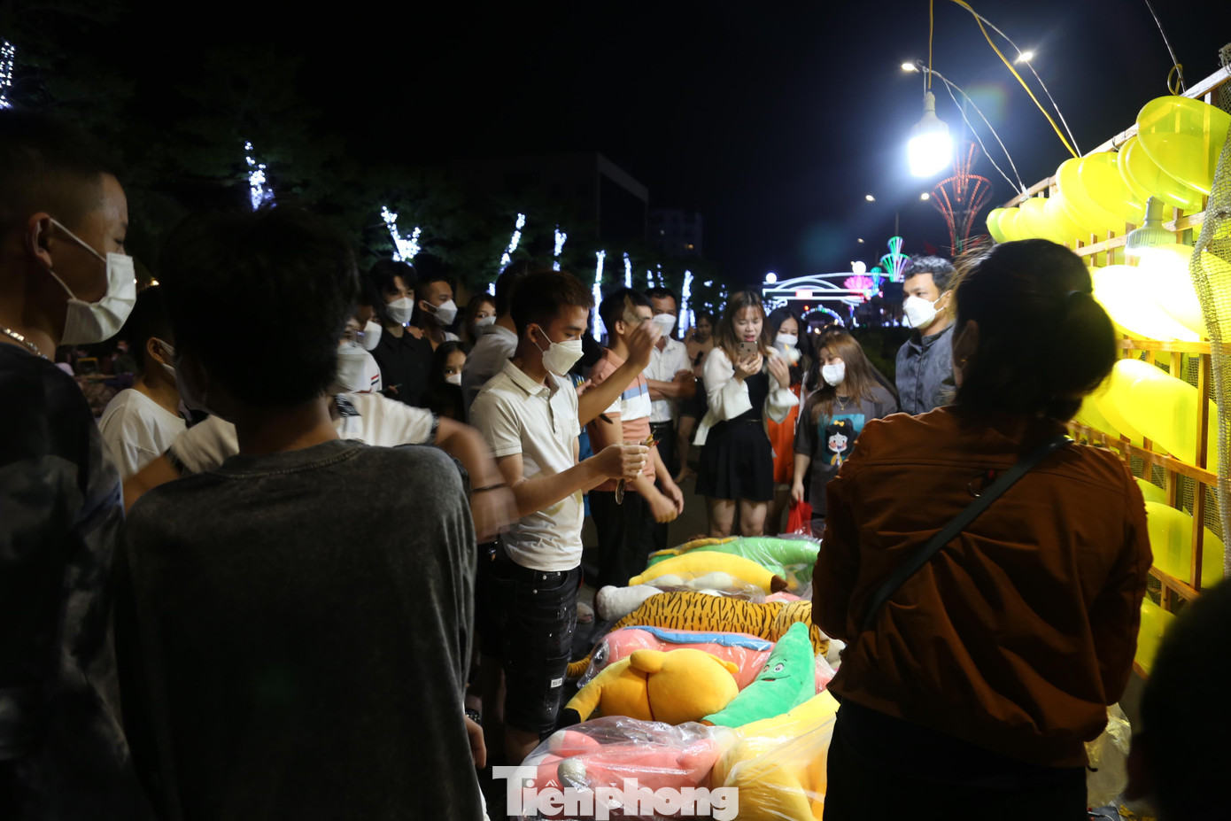 Bên cạnh đó, các trò chơi có thưởng cũng rất "hút" khách