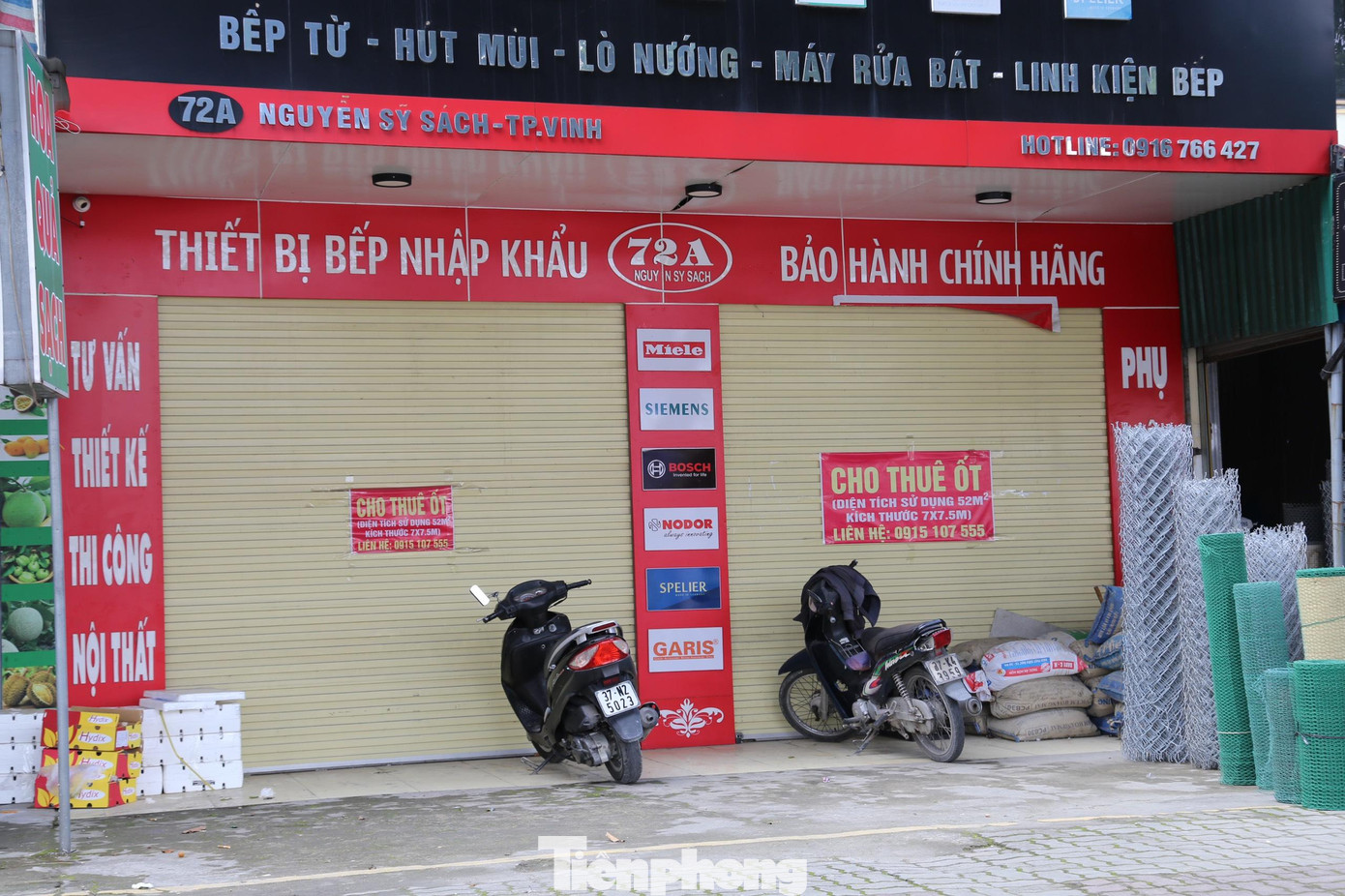 Theo khảo sát, tại tuyến phố kinh doanh sầm uất trên địa bàn TP Vinh như Nguyễn Văn Cừ, Nguyễn Sỹ Sách,… nếu như giá cho thuê mặt bằng thời điểm chưa xuất hiện dịch COVID-19 từ hàng chục triệu thậm chí trên dưới 100 triệu đồng/tháng thì nay chỉ từ 10 - 30 triệu đồng/tháng. Mặt dù giá thuê mặt bằng đã thấp nhiều nhưng để tìm được người thuê thời điểm này cũng không dễ.