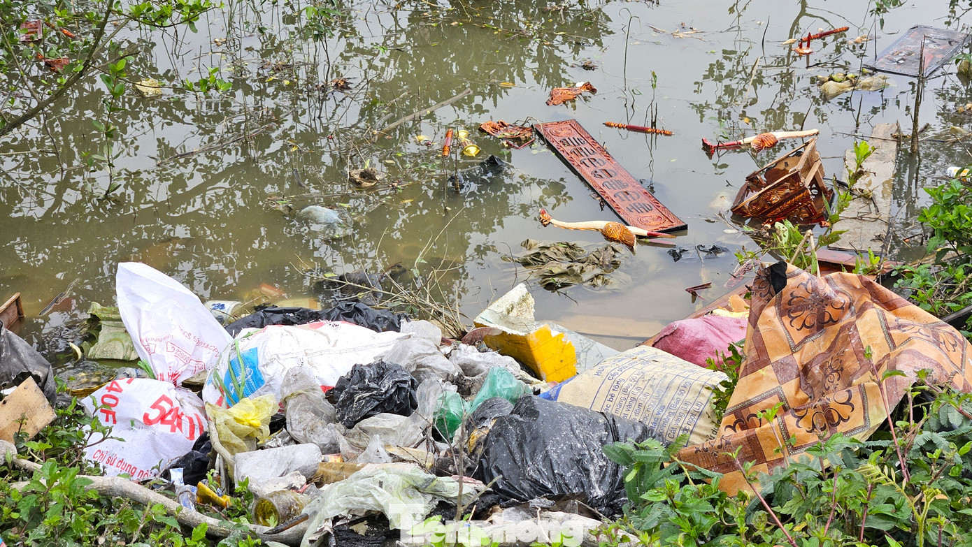 Từ bao nilon, vỏ chai nhựa, thức ăn thừa đến đồ thờ cúng,… bị vứt ngổn ngang dọc bờ sông. Từ bao nilon, vỏ chai nhựa, thức ăn thừa đến đồ thờ cúng,… bị vứt ngổn ngang dọc bờ sông.