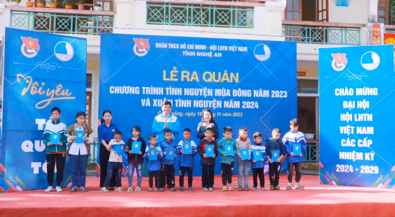 Trao quà cho 32 em nhỏ có hoàn cảnh khó khăn, sức khỏe yếu.