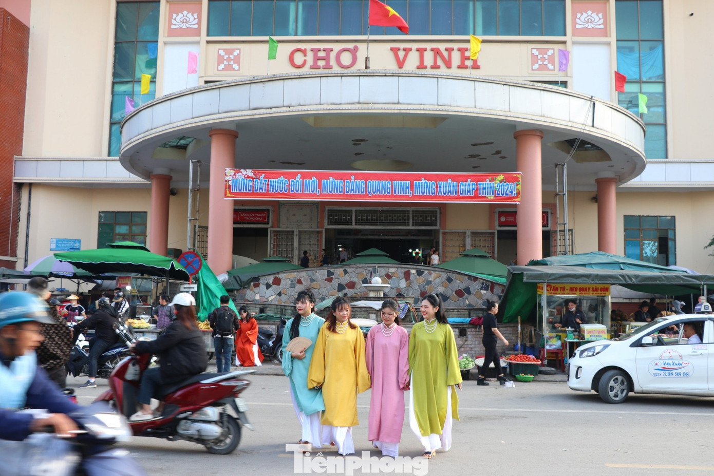 Ghi nhận tại chợ Vinh - ngôi chợ có tuổi đời gần 300 năm ở Nghệ An ngày cuối tuần trở nên nhộn nhịp, tấp nập hơn khi nhiều bạn trẻ trong trang phục áo dài truyền thống đủ màu sắc tạo dáng chụp ảnh.