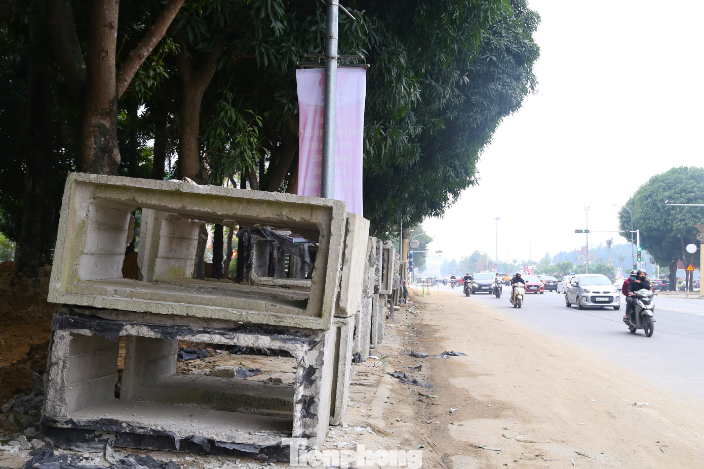 Ông Nguyễn Ngọc Phong, Trưởng Ban quản lý dự án đầu tư xây dựng thành phố Vinh cho biết: “Đơn vị cũng đã có văn bản đốc thúc, chỉ đạo nhà thầu tăng cường máy móc, công nhân đẩy nhanh tiến độ, phấn đấu hoàn thành giai đoạn 1 trước Tết Nguyên đán. Đối với các đoạn vỉa hè còn lại sẽ không đào xới mà để qua Tết mới làm. Từ ngày 20 đến 25 tháng Chạp, chúng tôi sẽ cho dọn dẹp vỉa hè sạch sẽ, đảm bảo mỹ quan đô thị và an toàn cho người dân đi lại trong dịp Tết”.