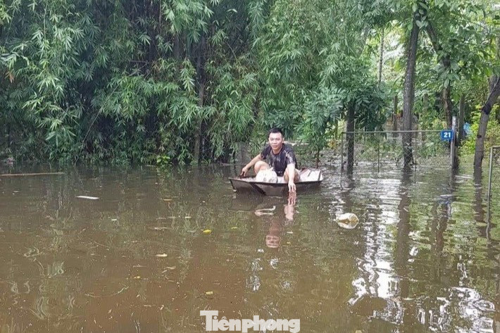 Mỗi khi mưa xuống, đường dẫn vào nhà dân biến thành sông, phải dùng thuyền di chuyển.