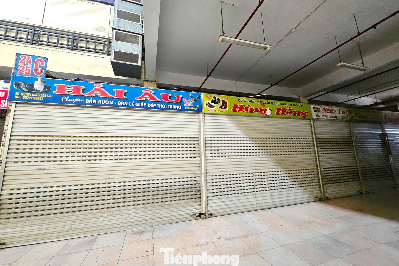 Ghi nhận của PV Tiền Phong sáng 29/5 tại chợ Vinh, hơn 1.000 ki-ốt ở tầng 1 và tầng 2 “cửa đóng then cửa”, ngừng kinh doanh. Đây là cảnh tượng chưa từng có, trái ngược hoàn toàn với khung cảnh sầm uất, nhộn nhịp thường thấy của khu chợ.