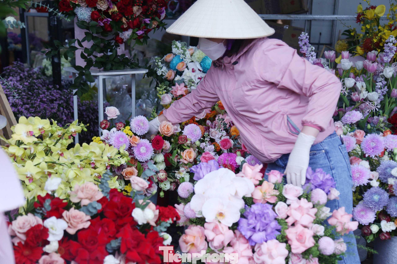 Ghi nhận tại các hệ thống cửa hàng hoa tươi lớn trên địa bàn TP Vinh lượng khách đặt hoa cả trực tiếp và trực tuyến tăng dần qua từng ngày. Trong đó đặt hoa trực tuyến tăng khoảng 30% so với năm ngoái.