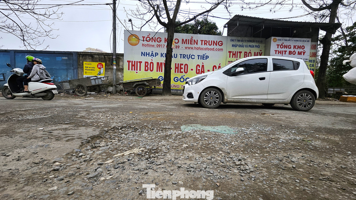 Xung quanh khu vực chợ Vinh, nhiều ổ gà trên các tuyến đường Phạm Nguyễn Du, Hồ Xuân Hương kéo dài vẫn chưa được khắc phục dù đây là tuyến đường kinh doanh đông đúc trên địa bàn, có lưu lượng xe cộ lớn.