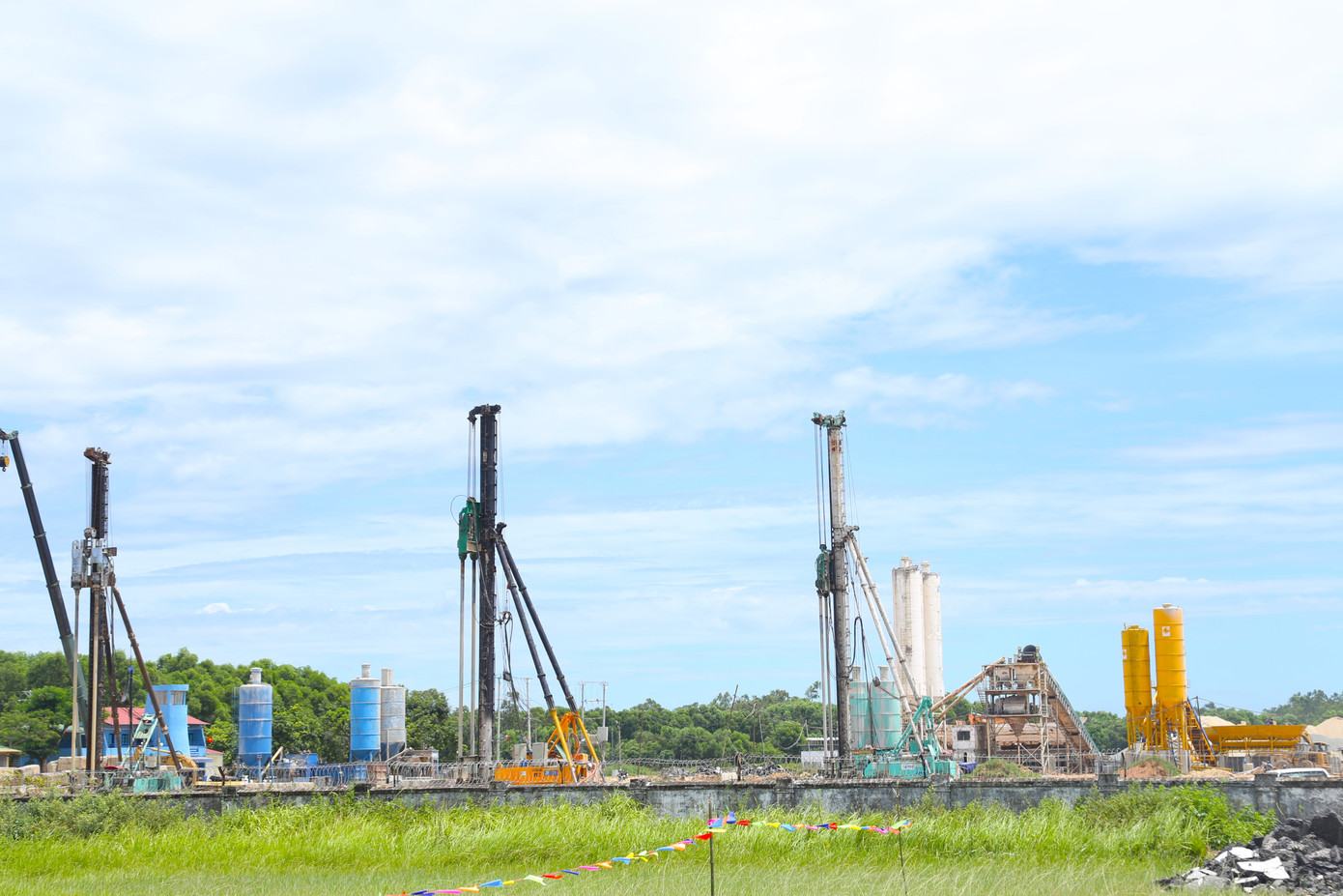 Tại khu vực sân đỗ máy bay, các giàn khoan và máy móc đã thi công các hạng mục mở rộng sân đỗ, góp phần tăng số lượng vị trí đỗ, nâng cao khả năng tiếp nhận và phục vụ tàu bay, đặc biệt trong các khung giờ cao điểm. Tại khu vực sân đỗ máy bay, các giàn khoan và máy móc đã thi công các hạng mục mở rộng sân đỗ, góp phần tăng số lượng vị trí đỗ, nâng cao khả năng tiếp nhận và phục vụ tàu bay, đặc biệt trong các khung giờ cao điểm.