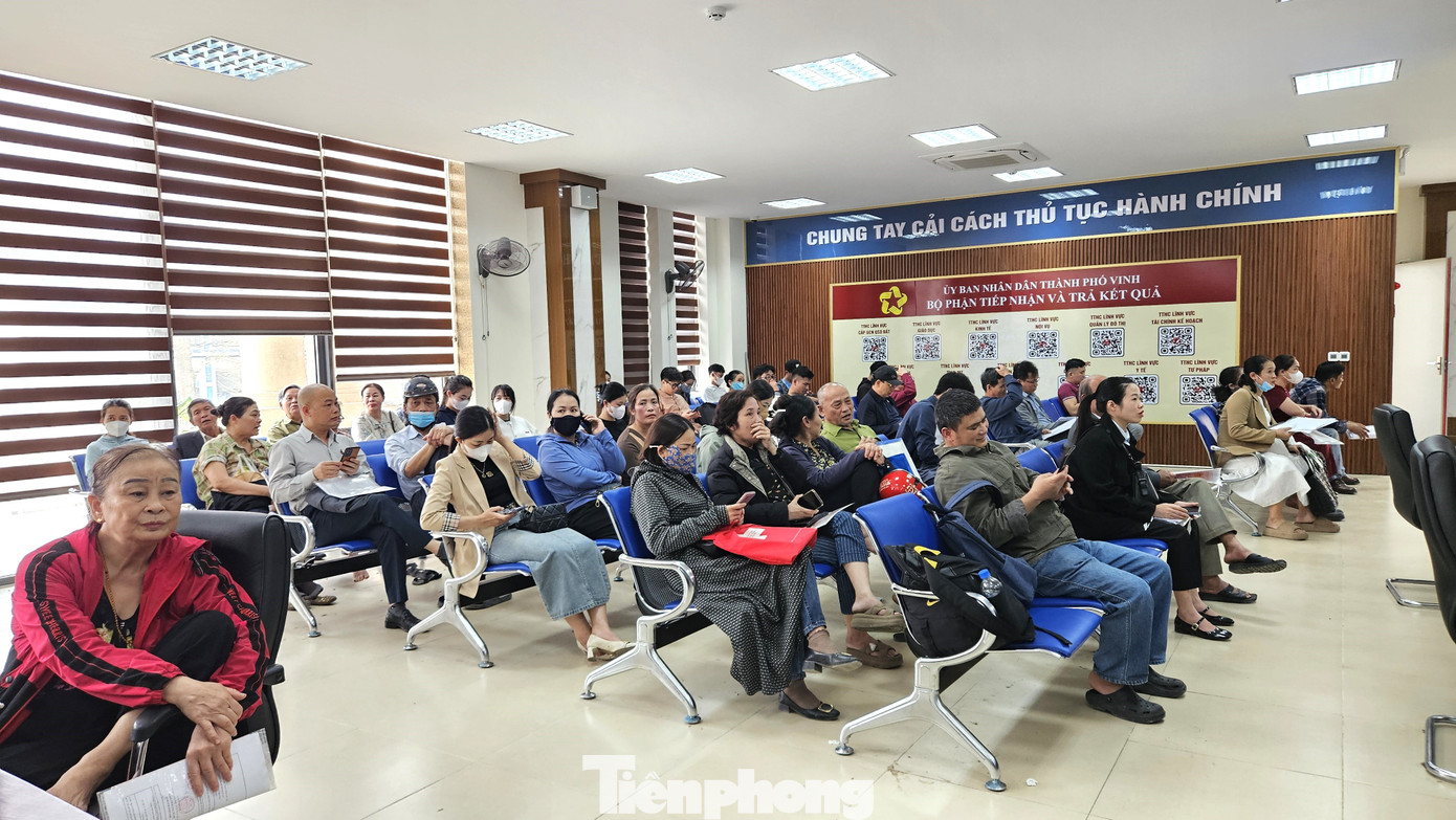 Rất đông người dân chờ đến lượt nộp hồ sơ.