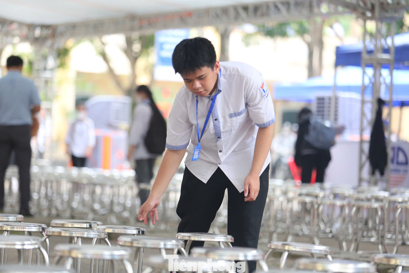 Học sinh được huy động để sắp xếp bàn ghế.