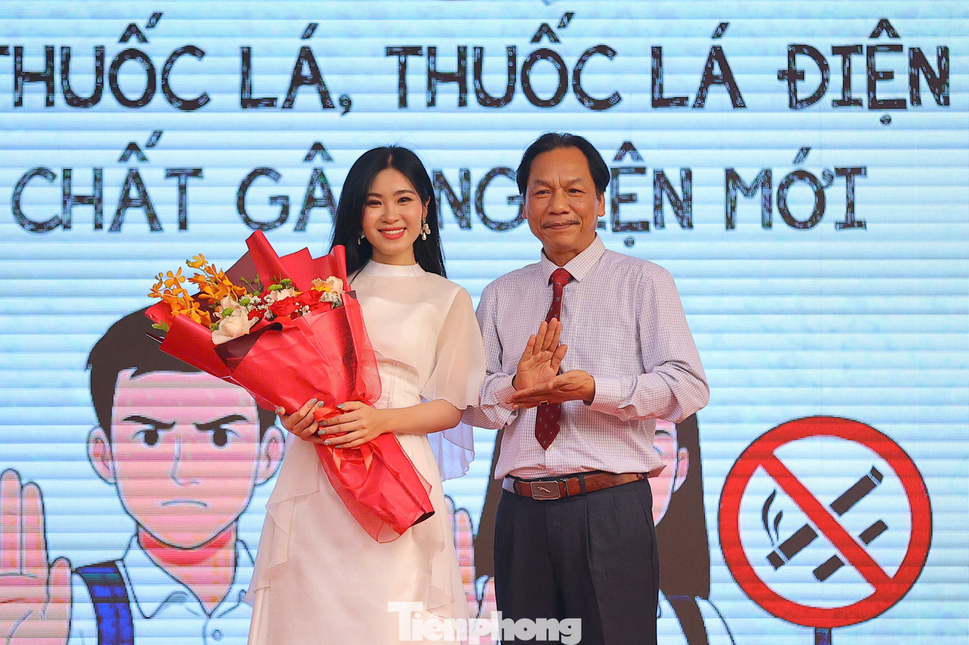 Nhà báo Lê Minh Toản - Phó Tổng biên tập Báo Tiền Phong- tặng hoa, cảm ơn ca sỹ Hà Myo đã đồng hành và lan tỏa thông điệp ý nghĩa của Diễn đàn Điều em muốn nói 2025.