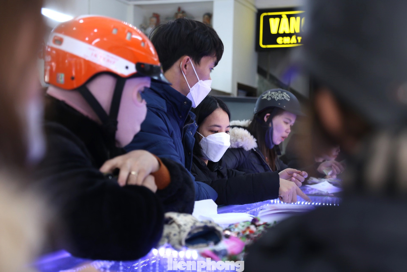 Dù giá vàng cao nhưng người dân vẫn đổ xô đi mua vàng, cầu một năm làm ăn thuận lợi, may mắn. Dù giá vàng cao nhưng người dân vẫn đổ xô đi mua vàng, cầu một năm làm ăn thuận lợi, may mắn.