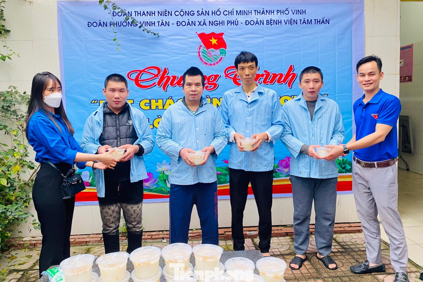6 giờ sáng, tại khuôn viên Bệnh viện Tâm thần Nghệ An, bên nồi cháo thơm phức, bốc hơi nghi ngút, các đoàn viên thanh niên thành phố Vinh, Nghệ An nhanh chóng chia cháo vào từng hộp và trao tặng các bệnh nhân khó khăn đang điều trị tại bệnh viện.