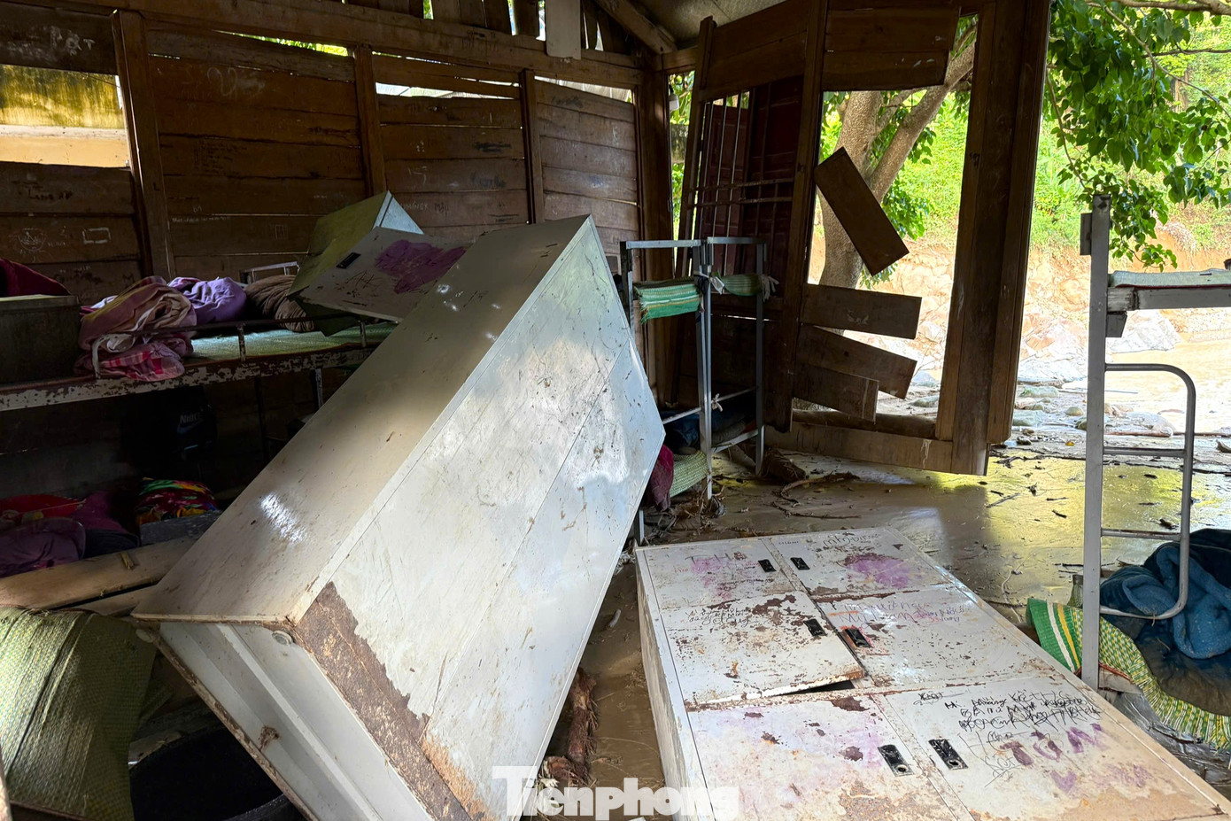 Sách vở, dụng cụ học tập, sinh hoạt của học sinh, đồ dùng giảng dạy của giáo viên bị ướt sũng, nằm rải rác giữa bùn đất.