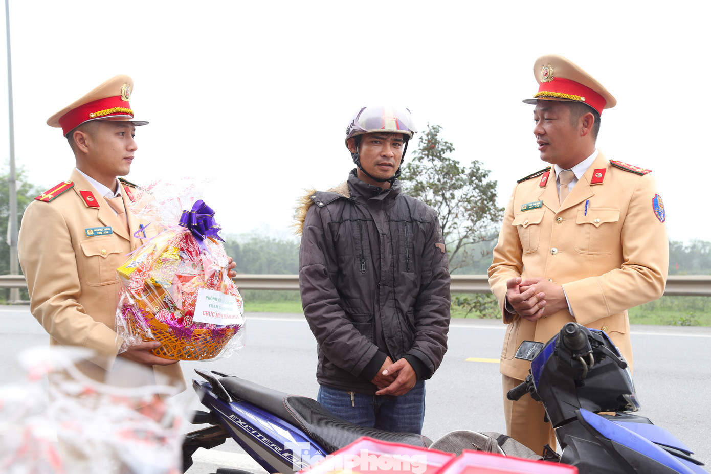 Bên cạnh việc tặng quà, cán bộ, chiến sĩ CSGT cũng dặn dò người dân chạy xe cẩn thận cùng lời chúc mọi người sức khỏe, có chuyến về quê bình an, đón năm mới bên gia đình.