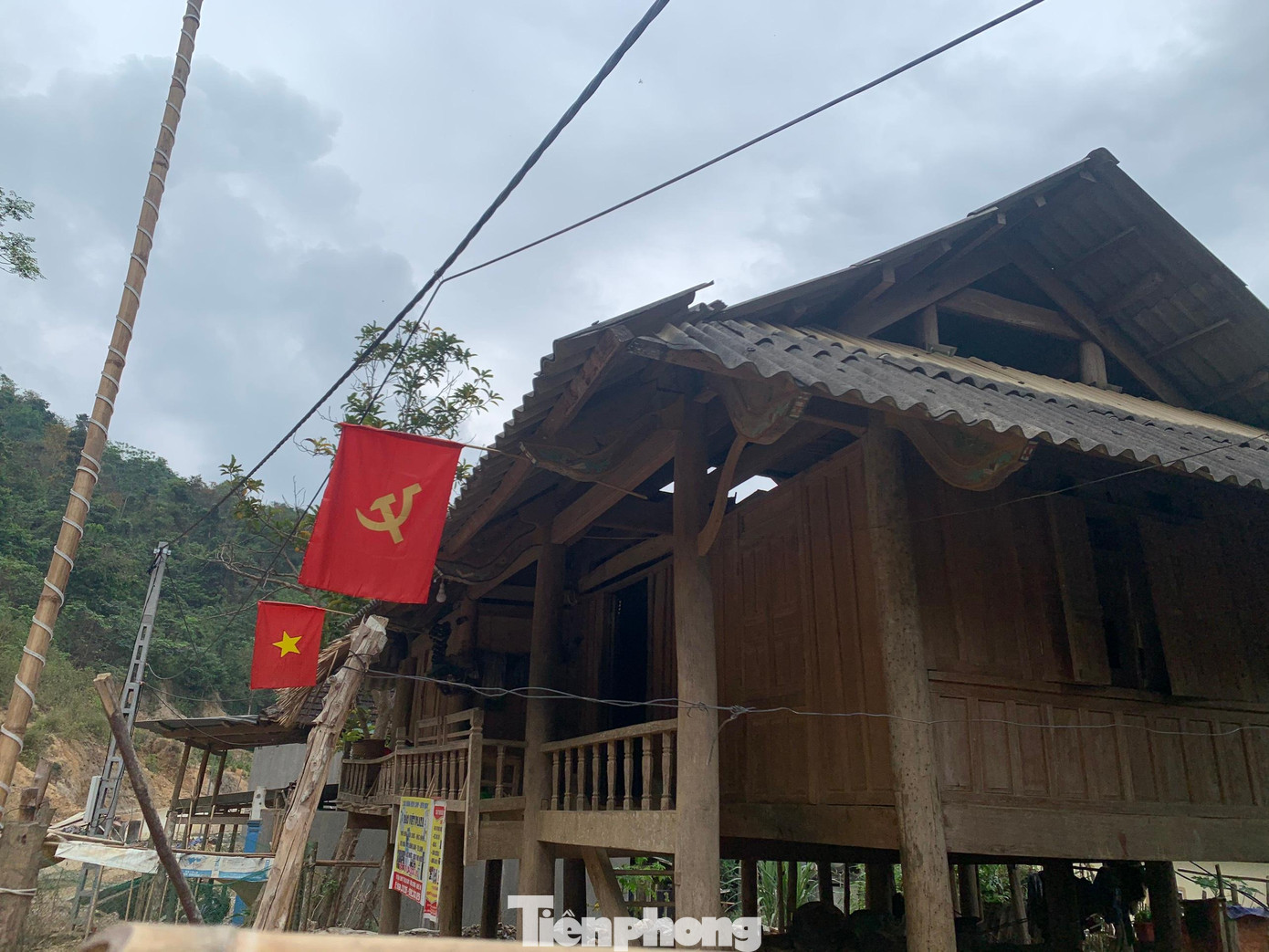 Cờ Tổ quốc, cờ Đảng treo trước những ngôi nhà sàn của người dân ở bản Xốp Mạt, xã Lượng Minh, huyện Tương Dương, Nghệ An