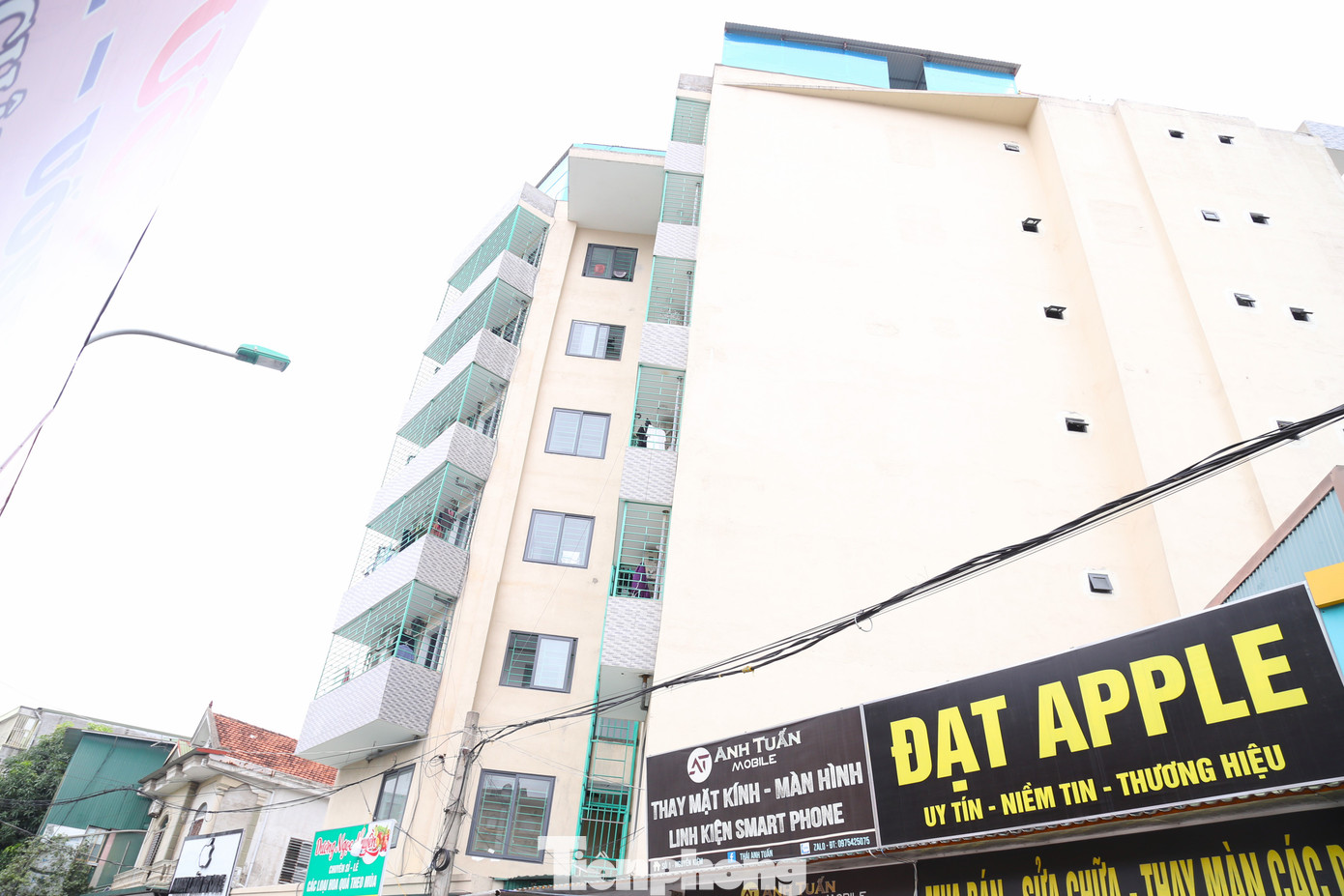 Chị Trần Thu Hà (nhân viên văn phòng) cho biết, chị thuê chung cư mini trên đường Nguyễn Kiệm với giá 3,5 triệu đồng/tháng. Nghe tin cháy chung cư mini ở Hà Nội, chị cũng cảm thấy rất lo lắng, bất an. “Tôi ở đây mới được 3 năm, từ đó đến nay chưa xảy vụ cháy nào. Tuy nhiên, sau vụ cháy chung cư mini ở Hà Nội làm nhiều người tử vong, tôi vô cùng lo lắng. Phía dưới hầm là hàng trăm chiếc xe. Từ hầm dẫn lên các tầng không có cửa ngăn cách, nếu xảy ra cháy nổ thì khói đen tỏa lên nhanh cũng rất nguy hiểm. Tôi đang phân vân không biết có nên chuyển chỗ ở trong thời điểm này hay không”, chị Hà nói.