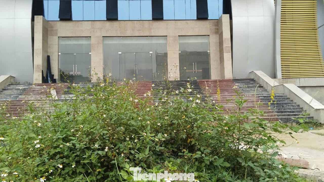 Ông Phạm Ngọc Anh – Trưởng phòng Tài chính kế hoạch Sở Văn hóa và Thể thao tỉnh Nghệ An cho biết: “Dự án đã được hoàn thiện giai đoạn 1 (phần vỏ) gồm nhà hành chính kiêm biểu diễn và sưu tầm, nghiên cứu bảo tồn, lưu trữ di sản dân ca, san nền, cấp nước, cấp điện tổng thể... Còn những hạng mục như sân vườn cảnh quan, trang thiết bị, âm thanh ánh sáng thì nằm trong giai đoạn 2 chưa được phê duyệt. Chúng tôi đang làm đề án xin triển khai giai đoạn 2 trong thời gian tới”.