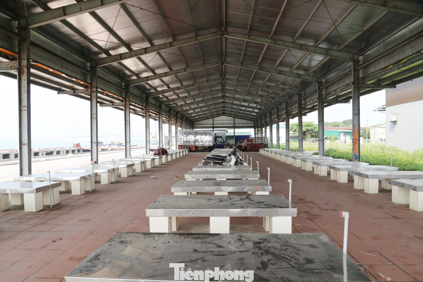 Nhà phân loại hải sản của cảng cá Cửa Hội nằm trong gói thầu số 9 dự án nâng cấp, mở rộng cảng cá Cửa Hội, do Sở NN&amp;PTNT Nghệ An làm chủ đầu tư.