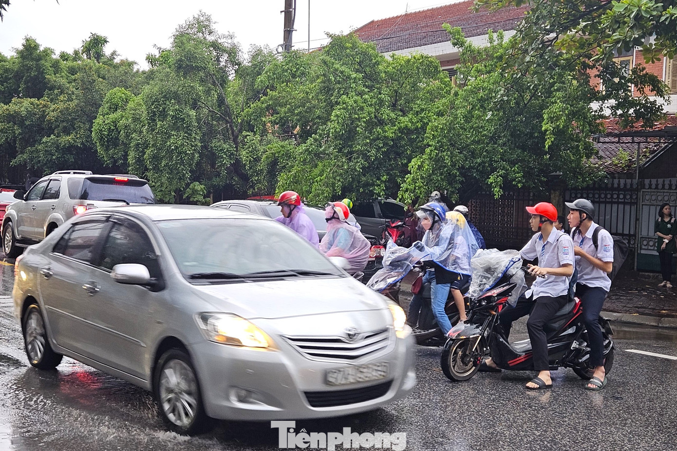 Học sinh qua đường nguy hiểm.