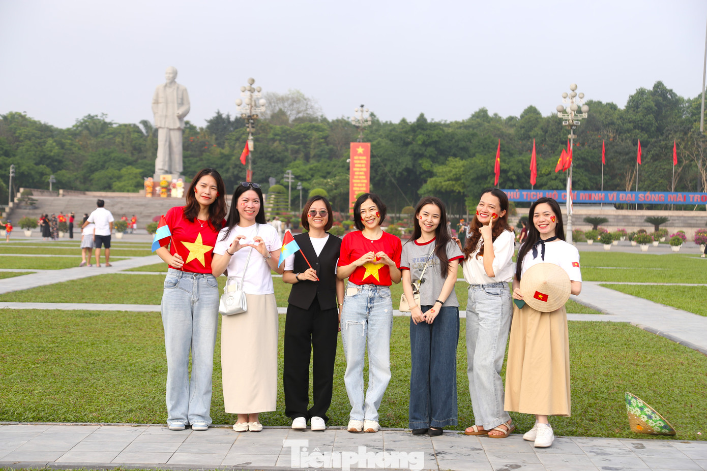 Rất nhiều người mang theo cờ Tổ quốc, mặc áo cờ đỏ sao vàng, góp phần tạo nên không khí rực rỡ, sôi động.