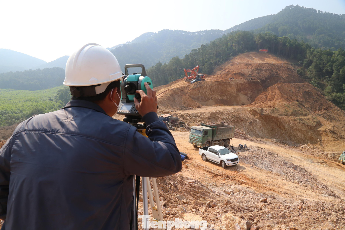 Ông Nguyễn Quốc Việt - Tổng Giám đốc Công ty CP Đầu tư Phúc Thành Hưng (doanh nghiệp dự án) cho biết, thời gian tới, doanh nghiệp dự án, liên danh nhà thầu sẽ ưu tiên đẩy nhanh các mũi thi công đường công vụ trên toàn dự án, từ đó, kết nối đường công vụ với các quốc lộ, tỉnh lộ lớn như đường N2, đường N5, QL48E, QL46A, QL46B, QL46C, QL8A... để vận chuyển vật tư, thiết bị thi công tuyến chính và các công trình trên tuyến. Phấn đấu đến ngày 15/4/2022 thông xe toàn bộ đường công vụ.