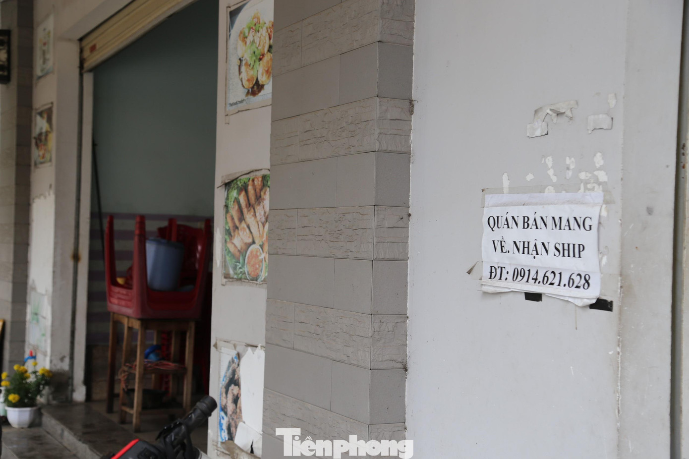 Anh Hoàng Văn Sơn, chủ nhà hàng ở phường Vinh Tân, TP Vinh cho biết: “Sau Tết, dịch COVID-19 diễn biến phức tạp nên tôi vẫn tiếp tục đóng cửa hàng, chờ qua Rằm tháng Giêng xem thế nào. Dù việc tạm ngưng kinh doanh ảnh hưởng nhiều đến thu nhập, tuy nhiên, vì an toàn chung của cộng đồng nên tôi quyết định tạm nghỉ một thời gian”.