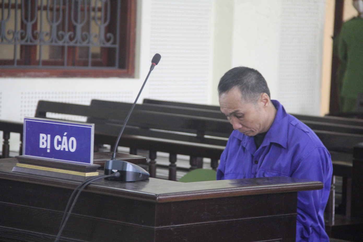 Bị cáo cúi đầu xin lỗi gia đình vợ và các con