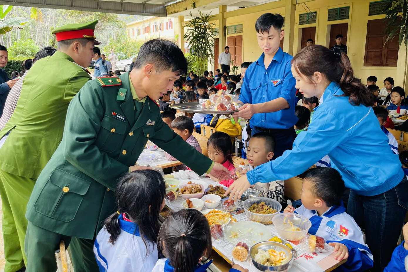 Dù không phải là những món sơn hào hải vị nhưng đã mang đến nhiều niềm vui, sự háo hức cho các em nhỏ vùng cao nơi đây.