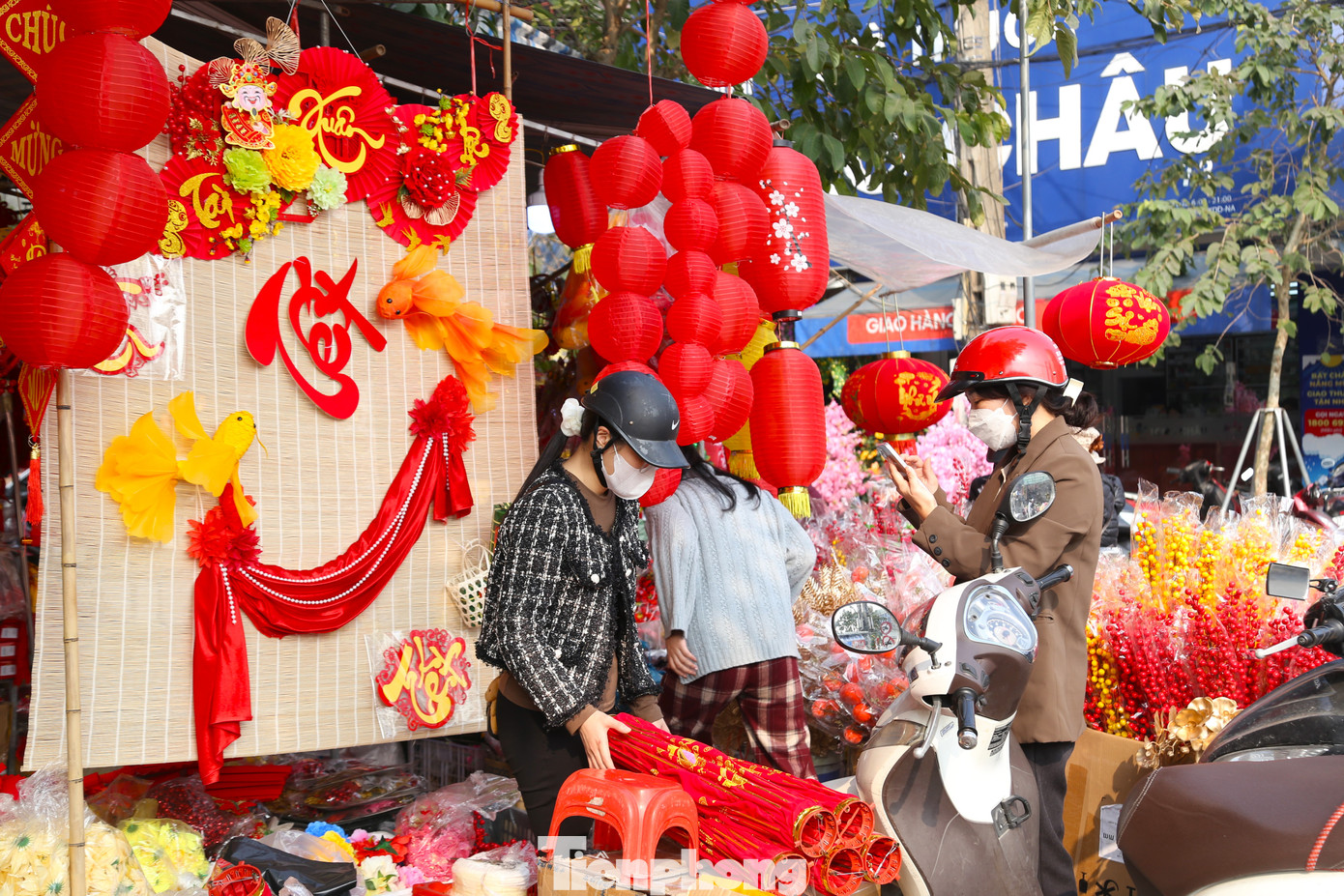 Mặt hàng phong phú, đa dạng, trong đó các set đồ trang trí Tết đắt khách.