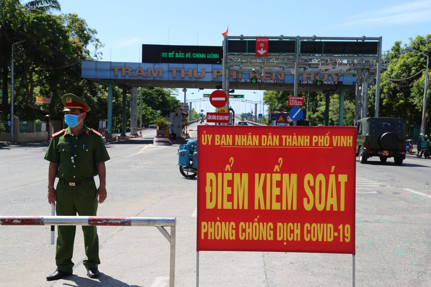 Theo đó, duy trì 13 điểm chốt kiểm soát ra vào cửa ngõ TP Vinh. Những chốt kiểm soát phòng, chống COVID-19 do các phường, xã thiết lập ở các đường nhánh, đường rẽ dẫn sang các huyện lân cận đều được dỡ bỏ. Những người dân không có các giấy tờ theo quy định vẫn không được phép qua các chốt chính để vào thành phố. Theo đó, duy trì 13 điểm chốt kiểm soát ra vào cửa ngõ TP Vinh. Những chốt kiểm soát phòng, chống COVID-19 do các phường, xã thiết lập ở các đường nhánh, đường rẽ dẫn sang các huyện lân cận đều được dỡ bỏ. Những người dân không có các giấy tờ theo quy định vẫn không được phép qua các chốt chính để vào thành phố.