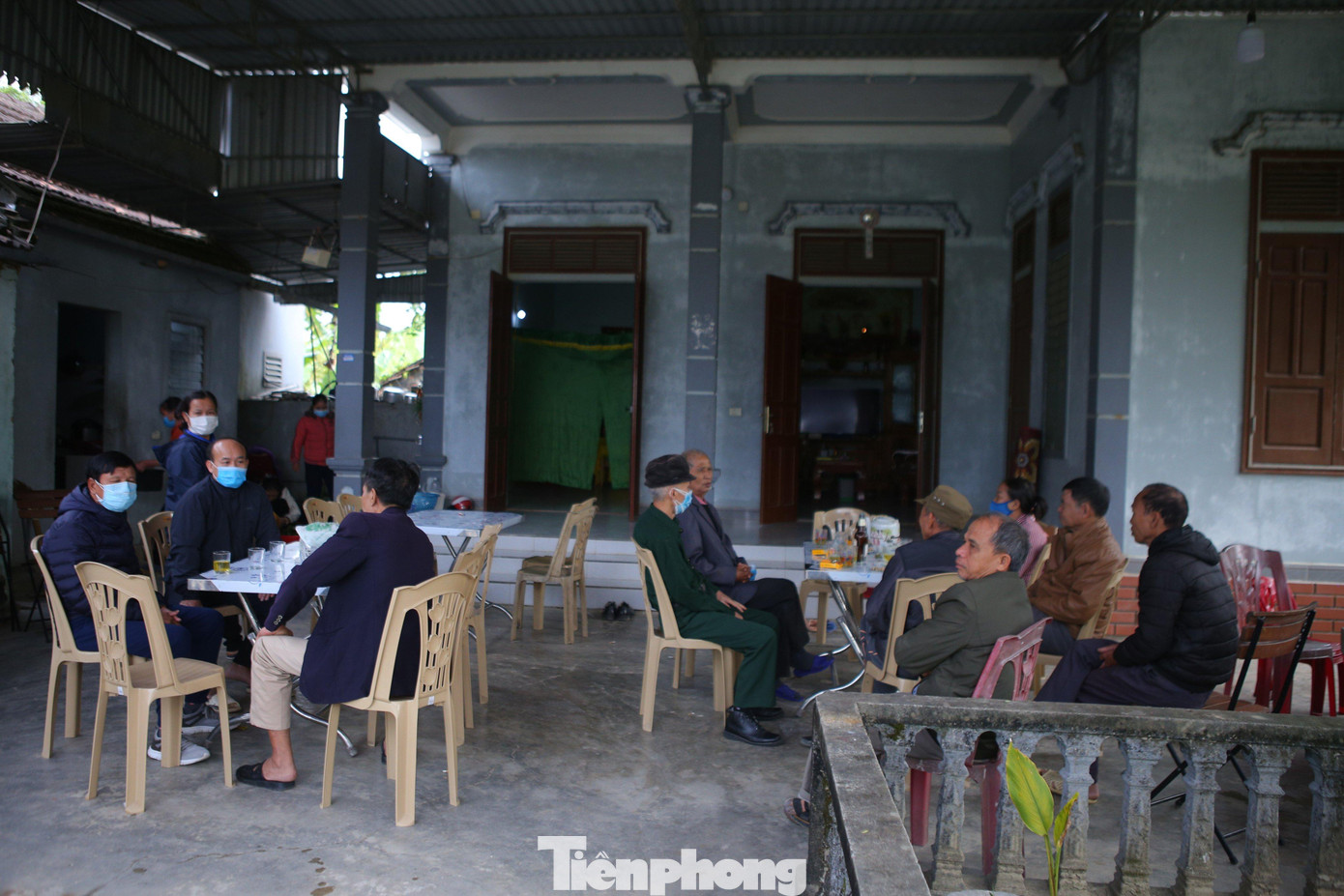 Vợ trẻ khóc ngất khi hay tin chồng tử nạn ở eo biển Manche ảnh 2