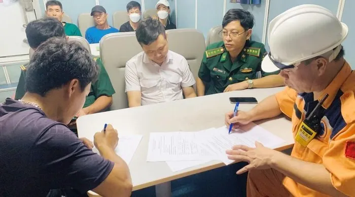 Năm ngư dân được cứu, đưa vào bờ an toàn. Năm ngư dân được cứu, đưa vào bờ an toàn.