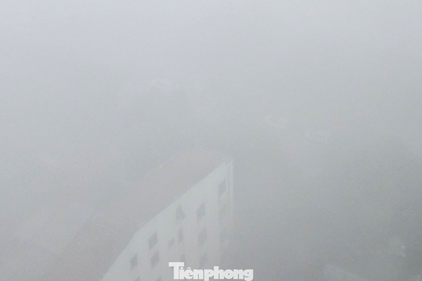 Những ngôi nhà cao tầng mất hút trong làn sương sớm