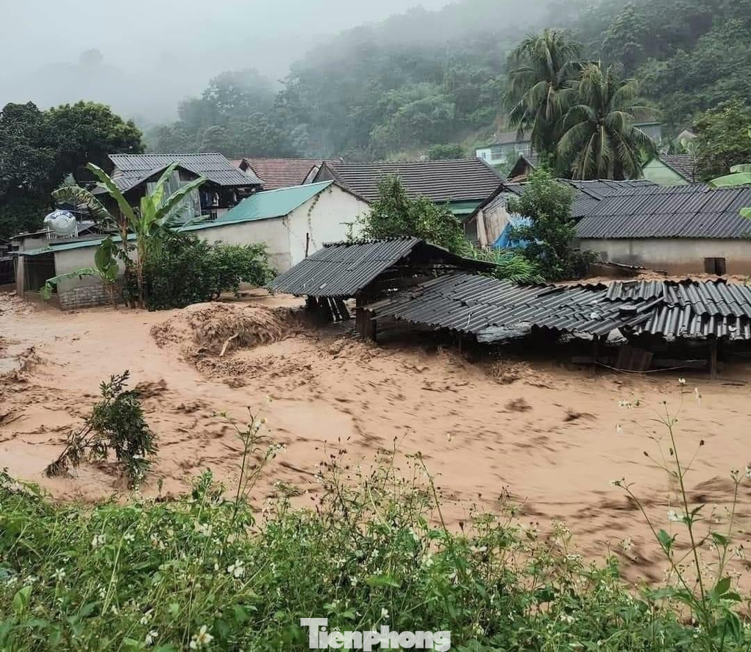 Nước lũ cuồn cuộm đổ về huyện miền núi Kỳ Sơn, Nghệ An Nước lũ cuồn cuộm đổ về huyện miền núi Kỳ Sơn, Nghệ An