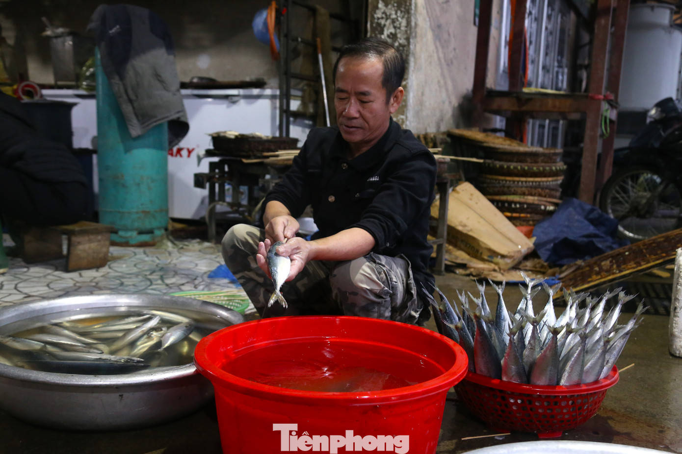 Cá biển sau khi được đưa về lò sẽ được rửa sạch, chờ ráo nước rồi dùng một thanh tre nhỏ xuyên từ đầu đến bụng cá. Cách này giúp định hình con cá trong quá trình nướng không bị gãy và giúp nướng cá dễ hơn.