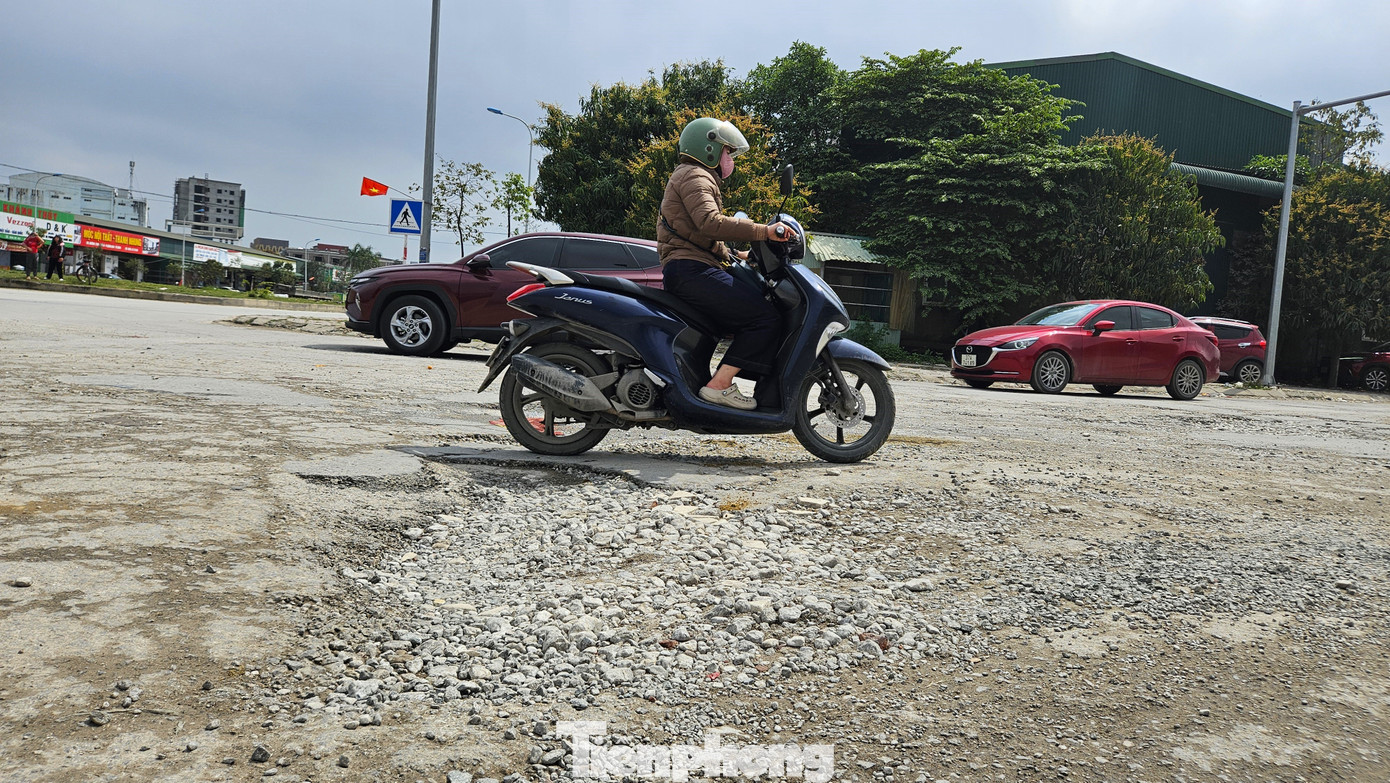 Con đường này có lưu lượng xe lưu thông lớn mỗi ngày. Tuy nhiên lòng đường “nát như tương”, gây mất an toàn giao thông và mỹ quan đô thị.