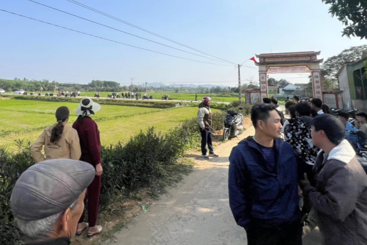 Người dân giúp dập lửa, đưa nạn nhân đi cấp cứu.