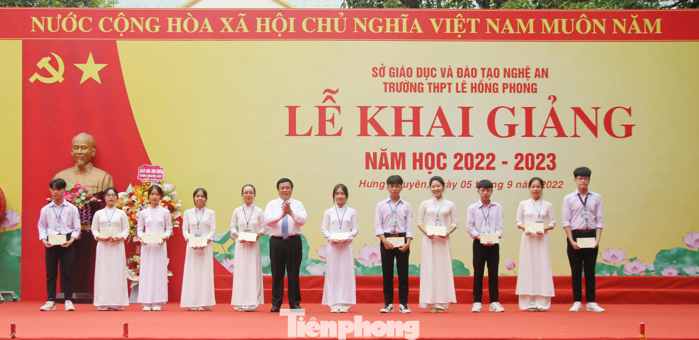 Đồng chí Nguyễn Xuân Thắng trao tặng học bổng tặng học sinh nhà trường. Đồng chí Nguyễn Xuân Thắng trao tặng học bổng tặng học sinh nhà trường.