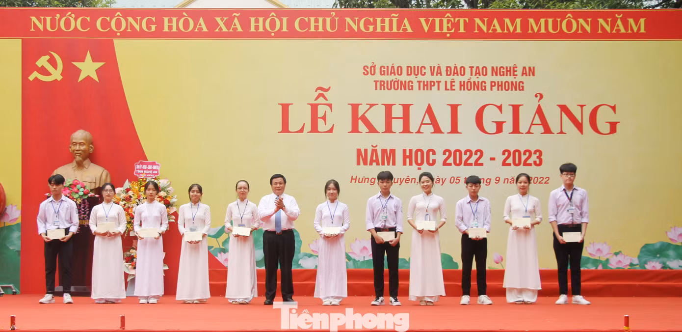 Đồng chí Nguyễn Xuân Thắng trao tặng học bổng tặng học sinh nhà trường. Đồng chí Nguyễn Xuân Thắng trao tặng học bổng tặng học sinh nhà trường.