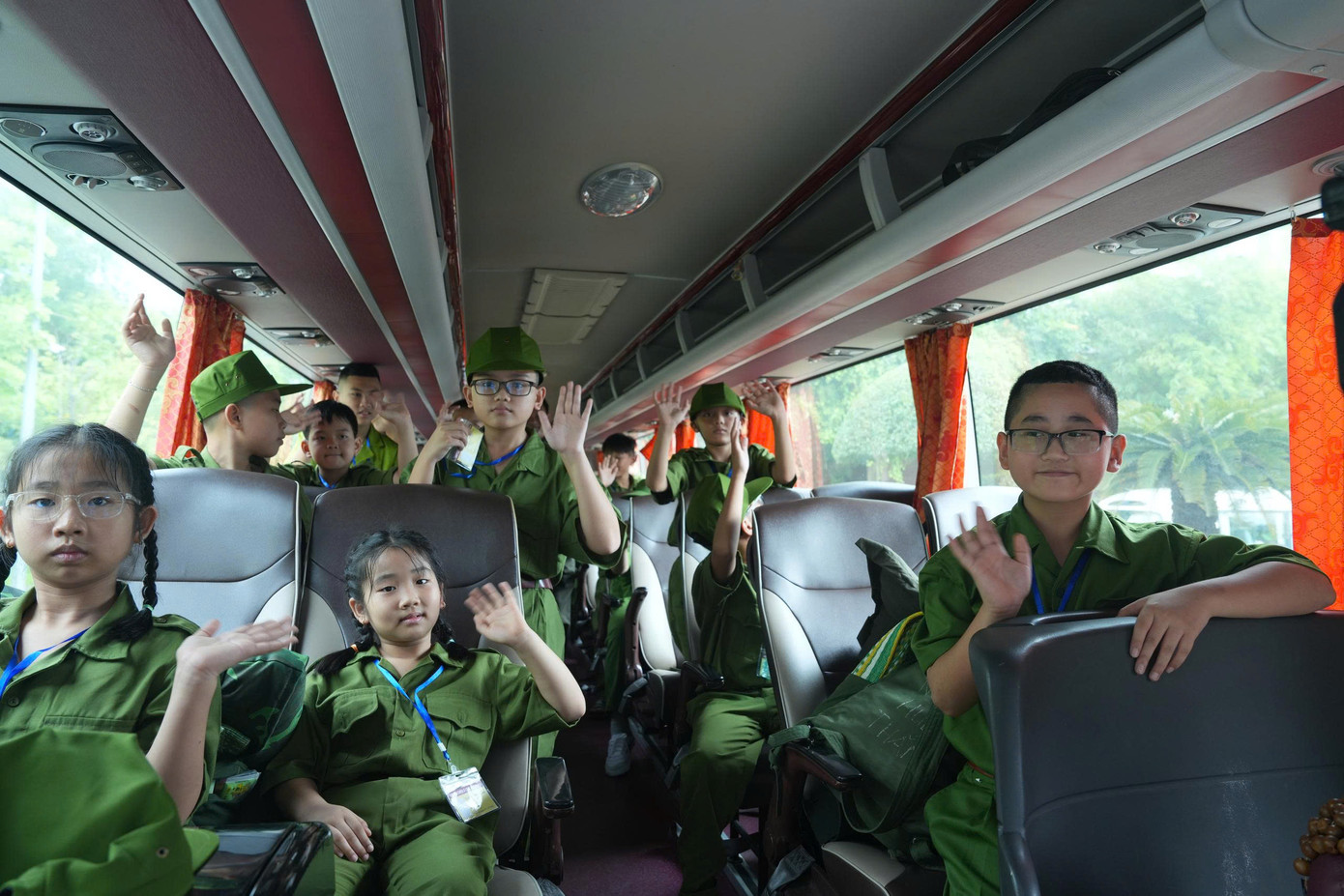 Các học viên nhí háo hức xuất phát tham gia chương trình "Học làm chiến sĩ Công an".