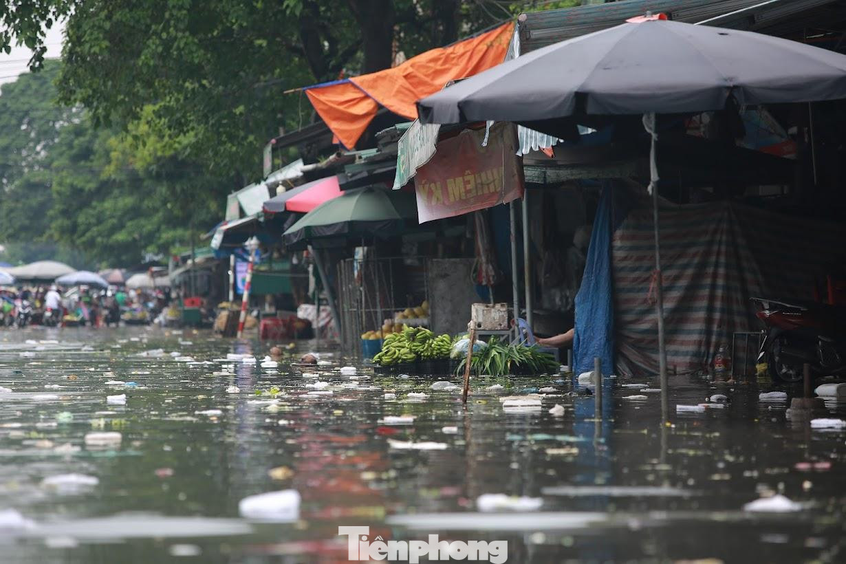 Nước ngập sâu, rác nổi lềnh bềnh gây ô nhiễm môi trường