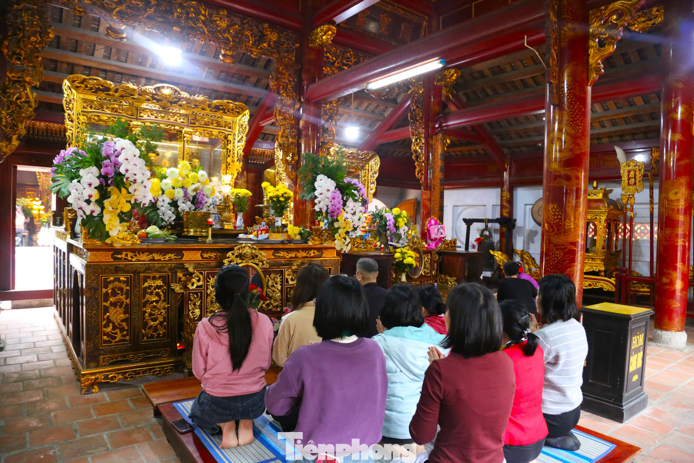 Hàng năm, đền Hồng Sơn đón hàng vạn du khách thập phương trong nước và quốc tế về dâng hương, chiêm bái. Hàng năm, đền Hồng Sơn đón hàng vạn du khách thập phương trong nước và quốc tế về dâng hương, chiêm bái.